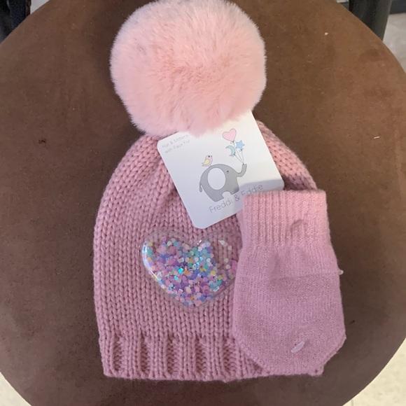 Freddi & Eddie hat and mittens set - Picture 1 of 3